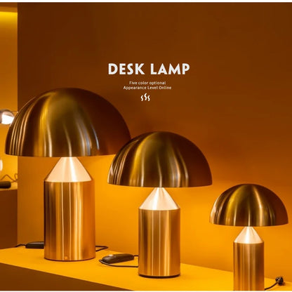 Lampe de table LED au design minimaliste nordique, luxueuse et dorée, idéale pour un salon, une chambre à coucher ou une table de chevet, haut de gamme et orientable.