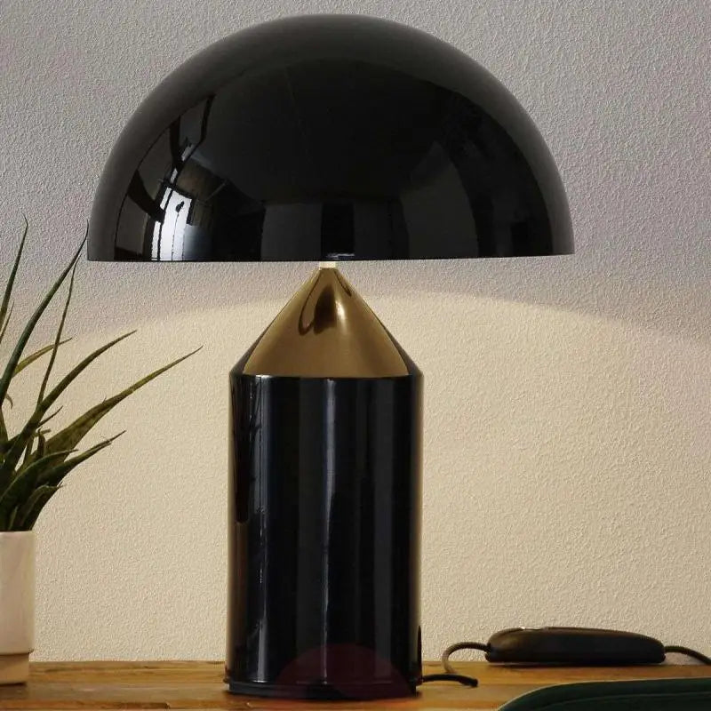 Lampe de table LED au design minimaliste nordique, luxueuse et dorée, idéale pour un salon, une chambre à coucher ou une table de chevet, haut de gamme et orientable.