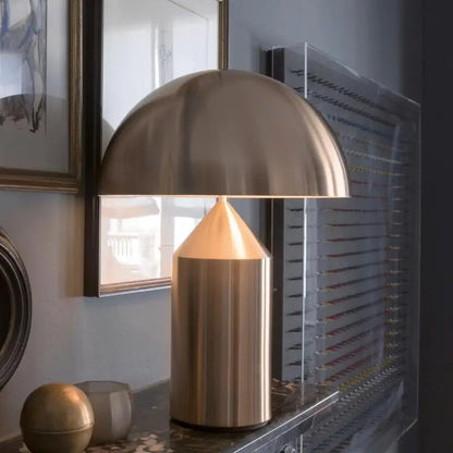 Lampe de table LED au design minimaliste nordique, luxueuse et dorée, idéale pour un salon, une chambre à coucher ou une table de chevet, haut de gamme et orientable.