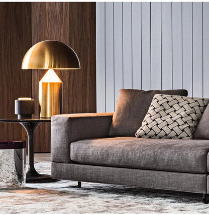 Lampe de table LED au design minimaliste nordique, luxueuse et dorée, idéale pour un salon, une chambre à coucher ou une table de chevet, haut de gamme et orientable.