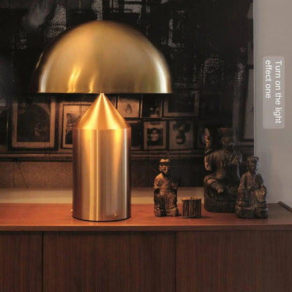 Lampe de table LED au design minimaliste nordique, luxueuse et dorée, idéale pour un salon, une chambre à coucher ou une table de chevet, haut de gamme et orientable.