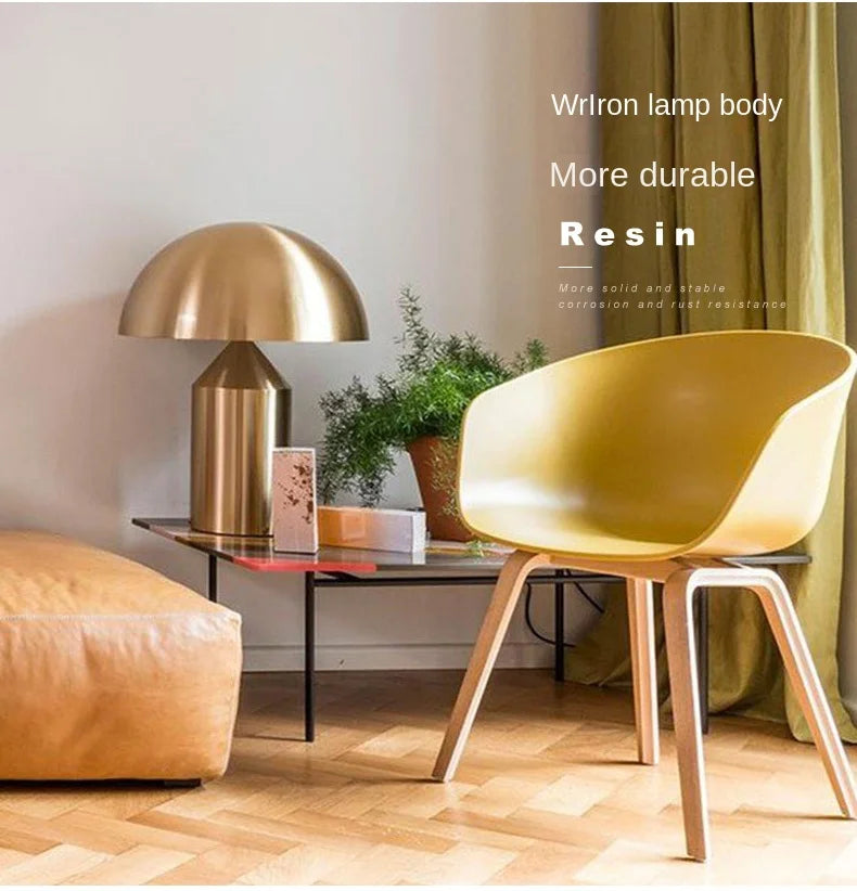 Lampe de table LED au design minimaliste nordique, luxueuse et dorée, idéale pour un salon, une chambre à coucher ou une table de chevet, haut de gamme et orientable.