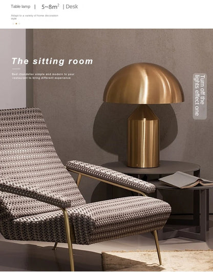 Lampe de table LED au design minimaliste nordique, luxueuse et dorée, idéale pour un salon, une chambre à coucher ou une table de chevet, haut de gamme et orientable.