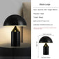 Lampe de table LED au design minimaliste nordique, luxueuse et dorée, idéale pour un salon, une chambre à coucher ou une table de chevet, haut de gamme et orientable.