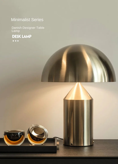 Lampe de table LED au design minimaliste nordique, luxueuse et dorée, idéale pour un salon, une chambre à coucher ou une table de chevet, haut de gamme et orientable.