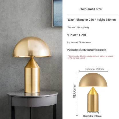 Lampe de table LED au design minimaliste nordique, luxueuse et dorée, idéale pour un salon, une chambre à coucher ou une table de chevet, haut de gamme et orientable.