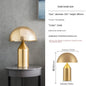 Lampe de table LED au design minimaliste nordique, luxueuse et dorée, idéale pour un salon, une chambre à coucher ou une table de chevet, haut de gamme et orientable.