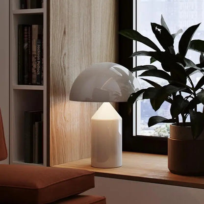 Lampe de table LED au design minimaliste nordique, luxueuse et dorée, idéale pour un salon, une chambre à coucher ou une table de chevet, haut de gamme et orientable.