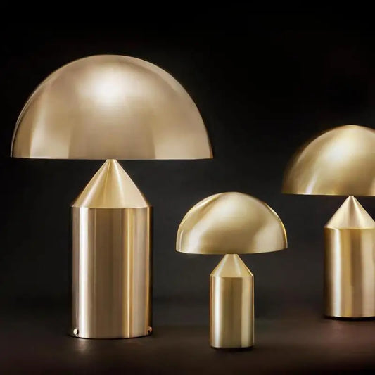 Lampe de table LED au design minimaliste nordique, luxueuse et dorée, idéale pour un salon, une chambre à coucher ou une table de chevet, haut de gamme et orientable.