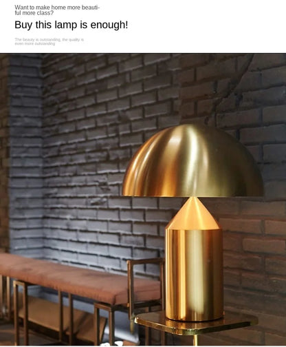 Lampe de table LED au design minimaliste nordique, luxueuse et dorée, idéale pour un salon, une chambre à coucher ou une table de chevet, haut de gamme et orientable.