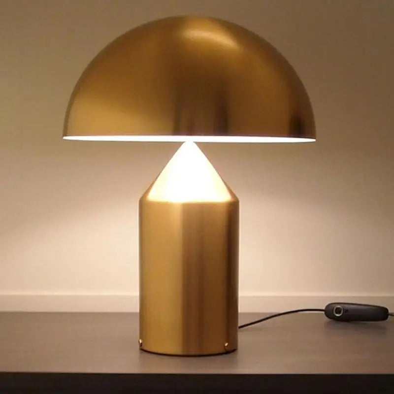 Lampe de table LED au design minimaliste nordique, luxueuse et dorée, idéale pour un salon, une chambre à coucher ou une table de chevet, haut de gamme et orientable.