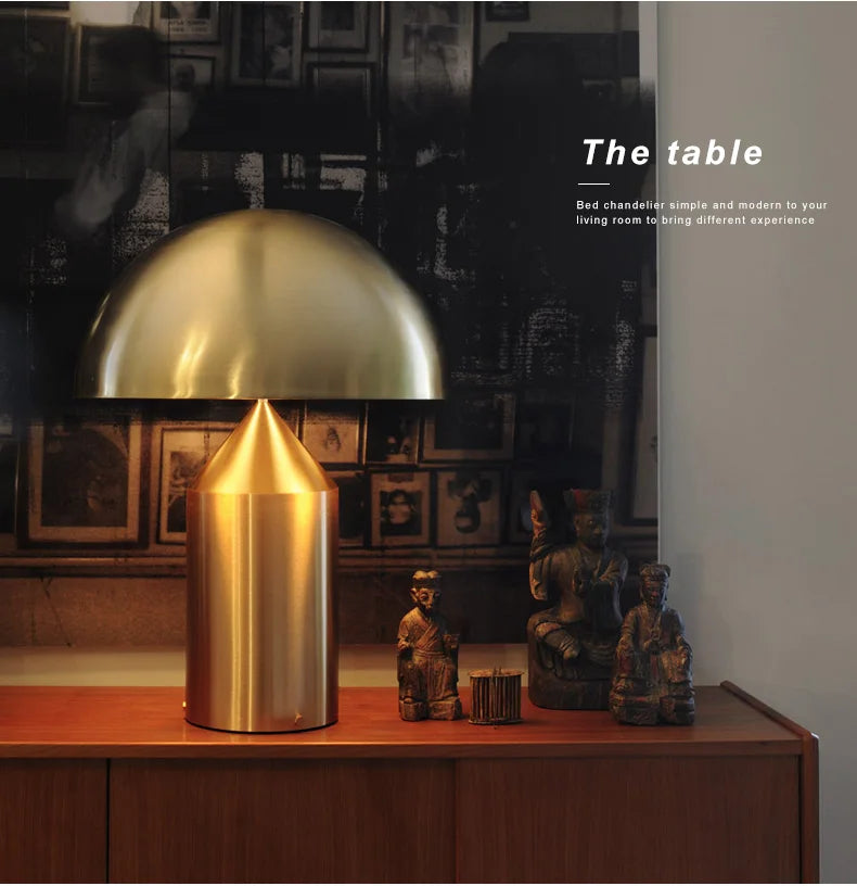 Lampe de table LED au design minimaliste nordique, luxueuse et dorée, idéale pour un salon, une chambre à coucher ou une table de chevet, haut de gamme et orientable.