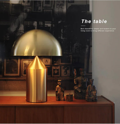 Lampe de table LED au design minimaliste nordique, luxueuse et dorée, idéale pour un salon, une chambre à coucher ou une table de chevet, haut de gamme et orientable.